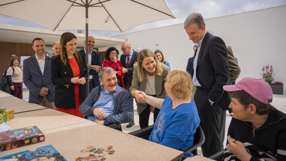 La consellera Mònica Martínez Bravo, saludant a Yolanda, una de les usuàries del centre