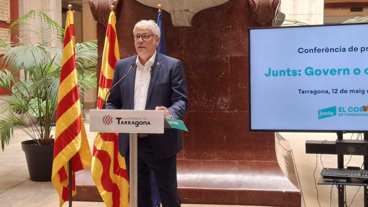 El portaveu de Junts, Jordi Sendra, durant la compareixença.