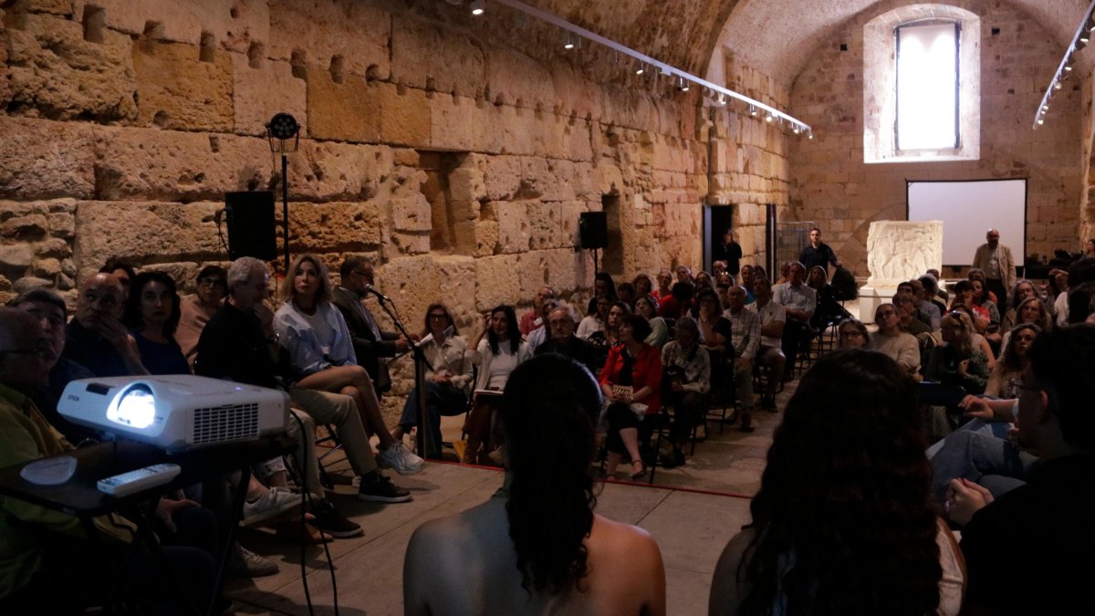 El Pretorio de Tarragona ha acogido la presentación de la quiniela|travesía|traviesa terapéutica de Amalgama7 en el marco del festival Tarraco Viva
