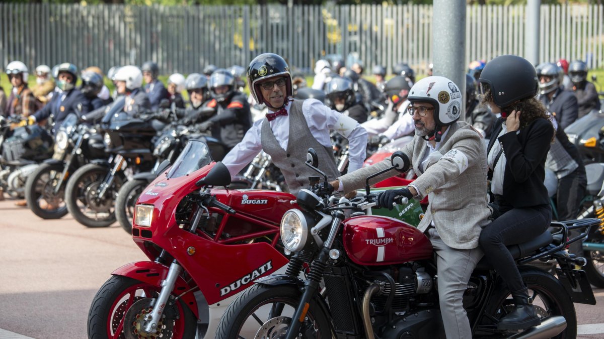 Los motoristas, vestidos con sus mejores galas, se reunieron en la plaza del Universo para emprender la ruta.