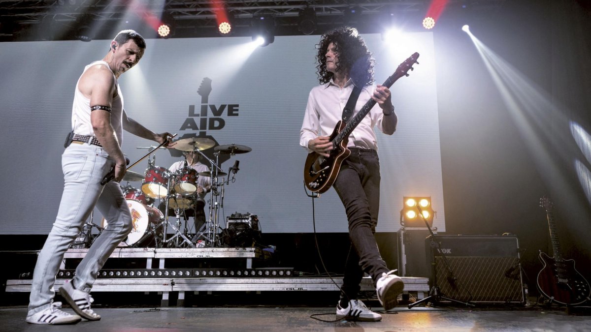 Fotografia d’una actuació del ‘The Show Must Go On Tribute Queen’, amb José Manuel Iglesias interpretant a Freddie Mercury