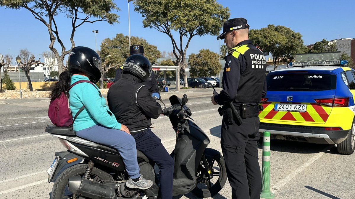 Un agente de la Policía Local durante una campaña de control de motocicletas.