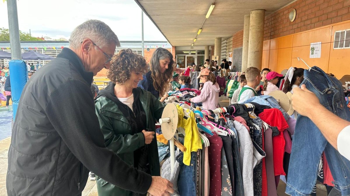 Fotografía de archivo del mercado de ropa de segunda mano de la Escuela Doctor Alberich i Casas del año 2024.