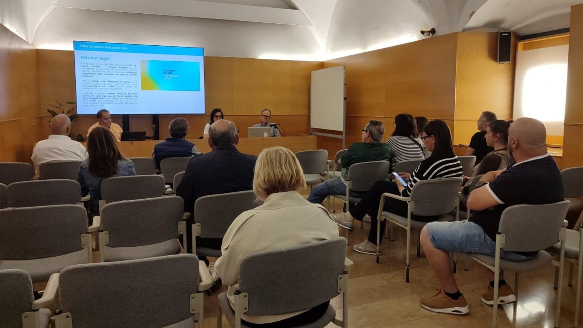 Fotografía de la reunión informativa sobre la zona de bajas emisiones con las entidades vecinales.