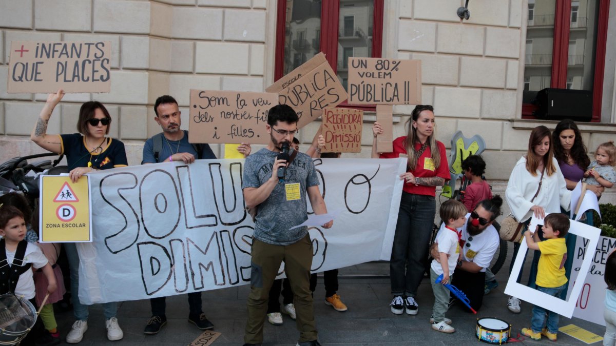 Més d'un centenar de persones es concentren a Reus per reclamar més places escolars públiques d'I3 a la zona D.