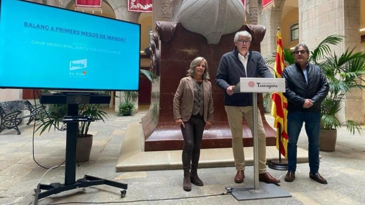 Elvira Vidal, Jordi Sendra i Pep Manresa durant una roda de premsa del grup municipal de Junts per Catalunya a l’Ajuntament de Tarragona.