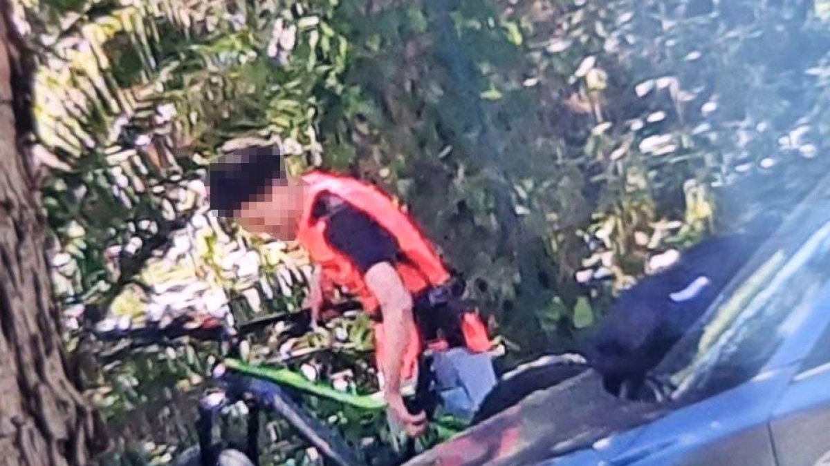 Imatge del jove detingut robant una bicicleta.