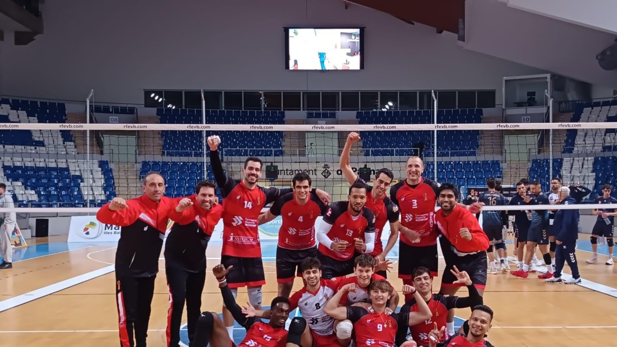 El primer equipo masculino celebrando una victoria esta temporada en Superliga 1