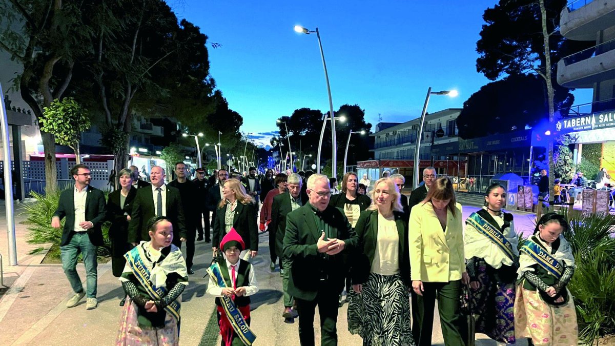 Pere Granados paseando por la renovada avenida a Carles Buïgas.