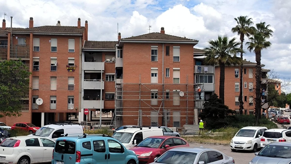 Fotografia d’una bastida sent col·locada davant d’un edifici al barri de Sant Josep Obrer.