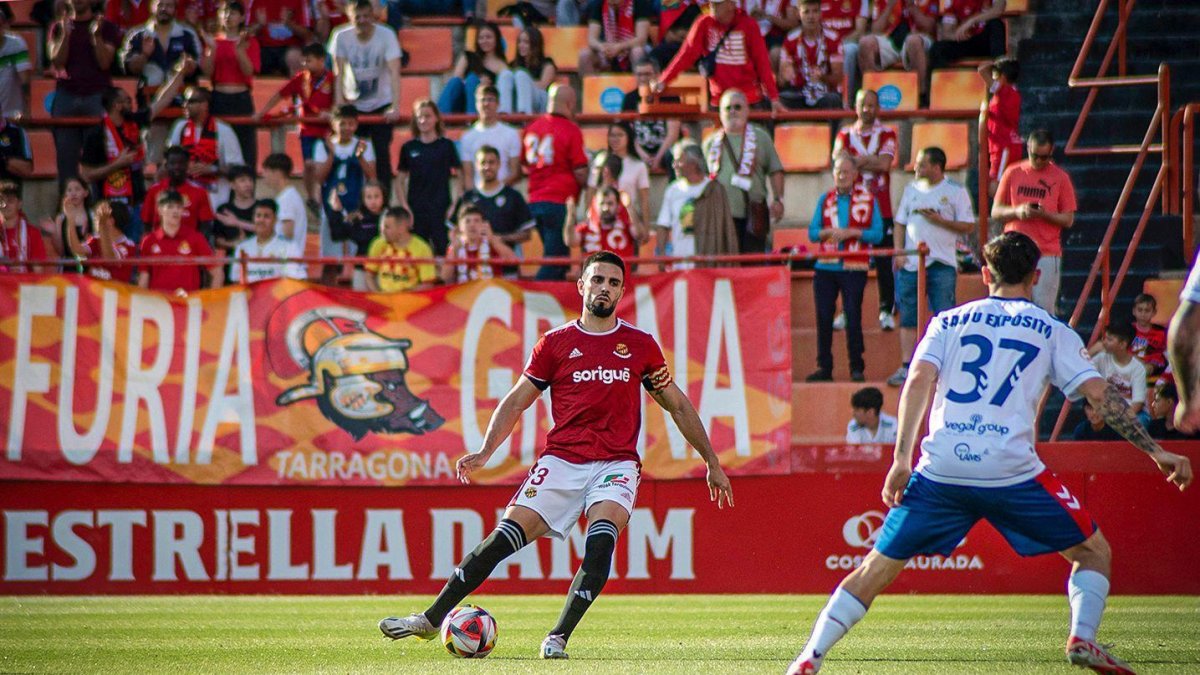 El central Nacho González, durant un partit amb el Nàstic la temporada 23/24.