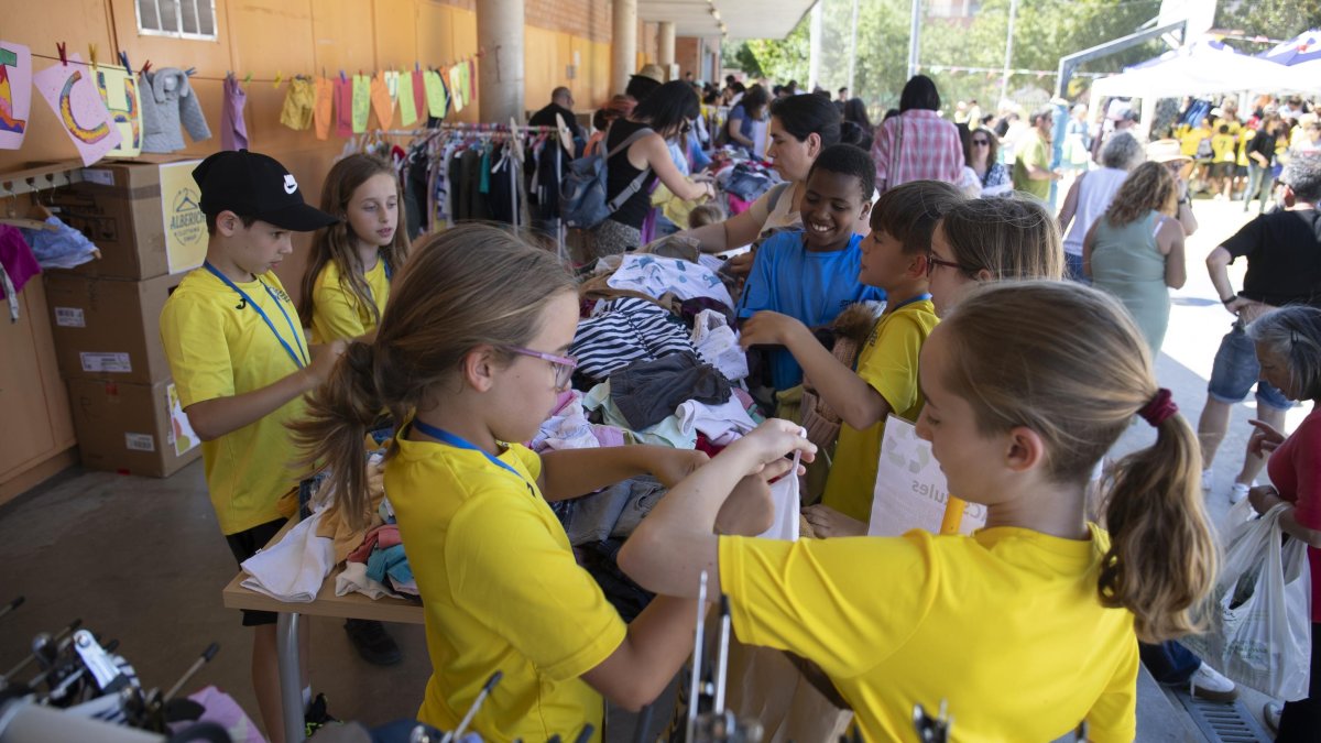 Fotografía de la cuarta edición de la Alberich Clothing Swap en la Escuela Doctor Alberich i Casas.