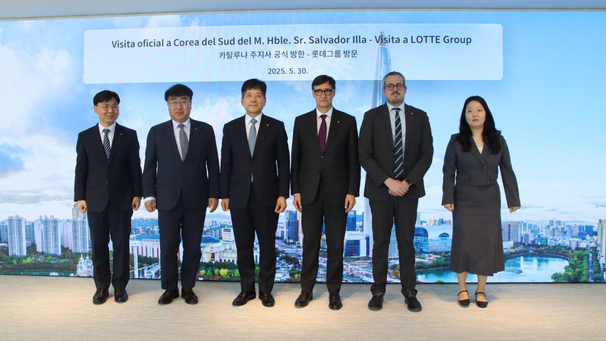 El president de la Generalitat, Salvador Illa, amb el CEO de Lotte Energy Materials, Yeonsup Kim, i amb el director executiu, Gyeyeon Cho.