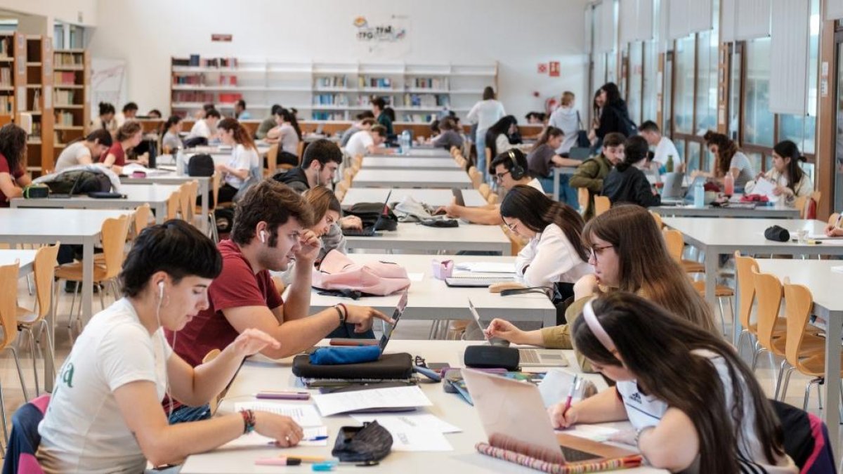 Estudiants al CRAI del campus Sescelades de la URV.