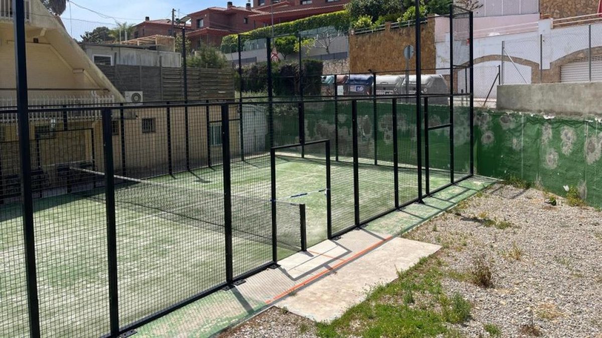 Una pista de pàdel que queda a tocar de la zona d’habitatges.