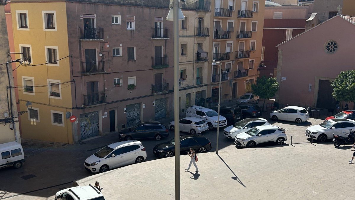 La plaça de la Pagesia és un entorn que, en algunes hores del dia, s’omple de cotxes.