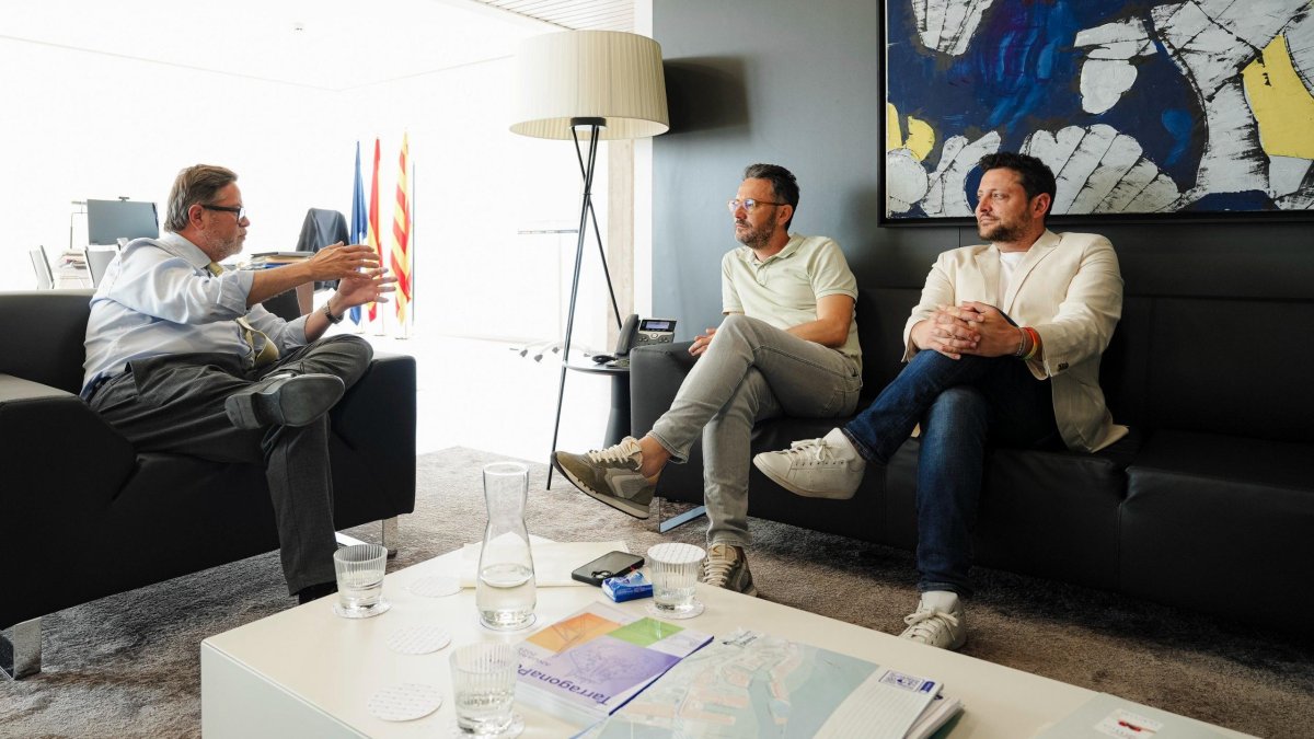 Pere Segura y Rubén Viñuales escuchan atentamente a Santi Castellà durante la reunión.