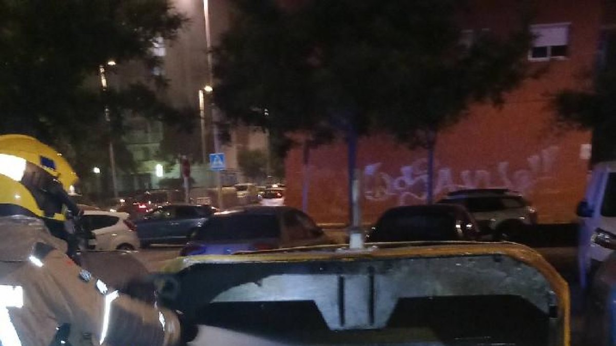 Imagen de archivo de un Bombero apagando un incendio de contenedor