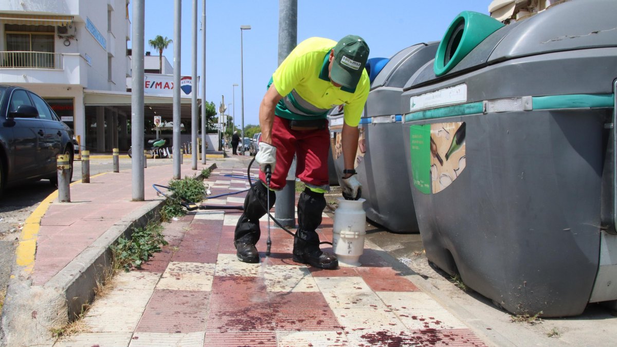 Imagen del lugar donde se ha producido el apuñalamiento limpiando las manchas de sangre.