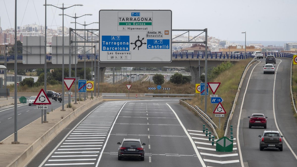 Imagen de la entrada de la rotonda de les Gavarres en la T-11 llegando desde Reus, con el carril de la izquierda cerrado.