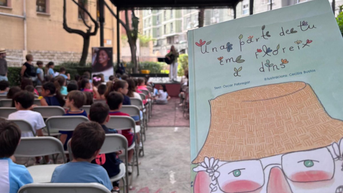 Imagen del acto de presentación del libro infantil ‘Una parte de ti me florece dentro’.
