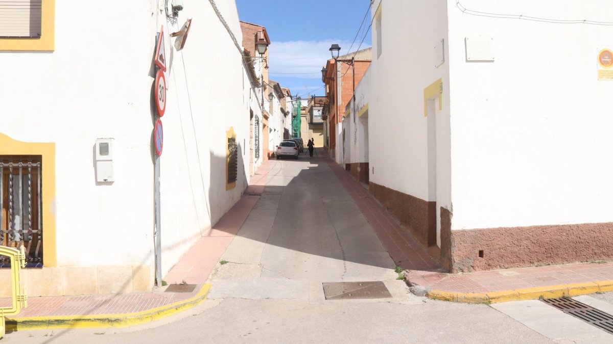 El carrer de les Dues Províncies, un costat de la vorera pertany a Tarragona -a l’esquerra- i l’altre a Barcelona -a la dreta-.