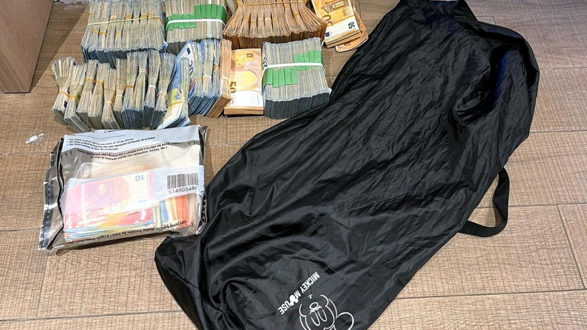 La bossa esportiva amb el botí de 140.000 euros en efectiu de l'atracament d'un banc al Masnou