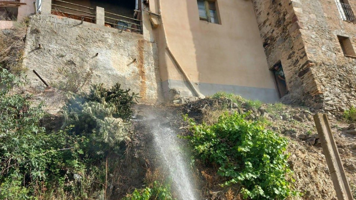 Imatge dels Bombers treballant en l'incendi de Falset