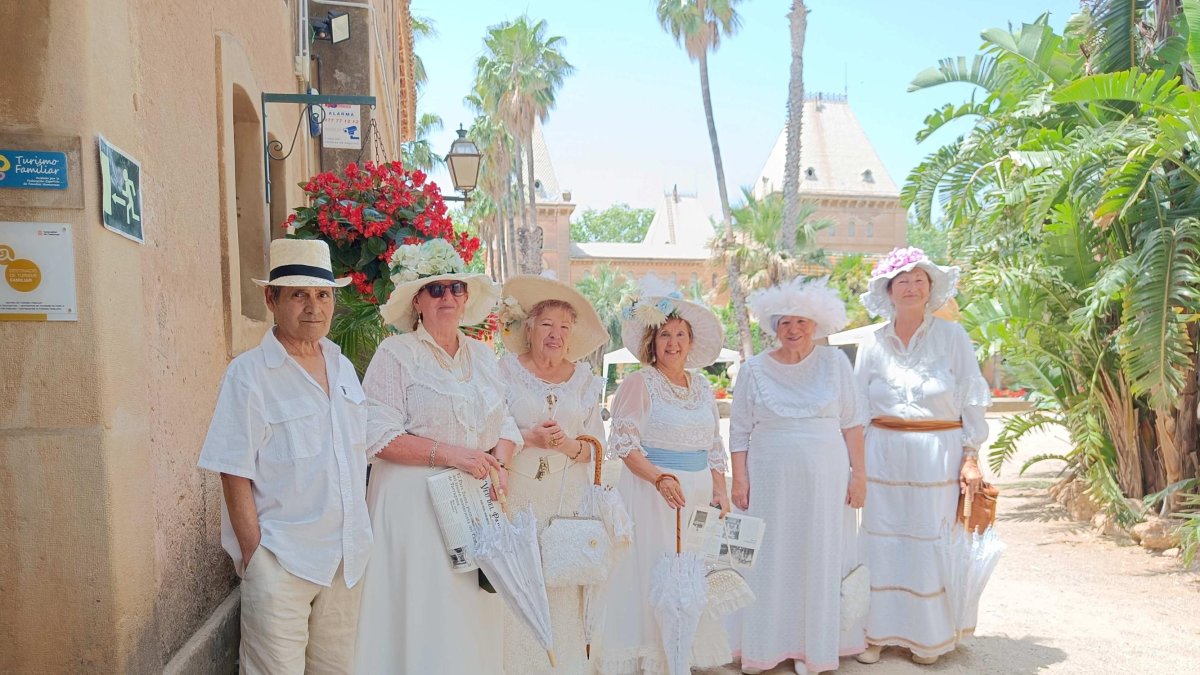 Imagen de un grupo de visitantes vestidos de época