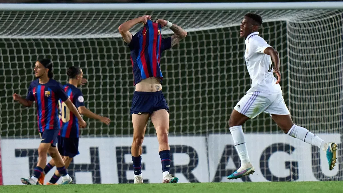 Un jugador del Madrid Castilla celebra davant dels jugadors del Barça Atlètic.