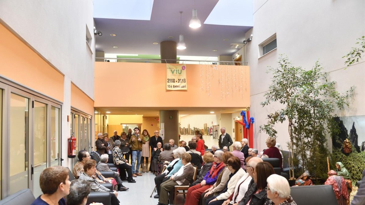 Fotografia d’arxiu d’una visita institucional al Residencial ViuB, el projecte de pisos de lloguer per a majors de 60 anys d’Igualada.