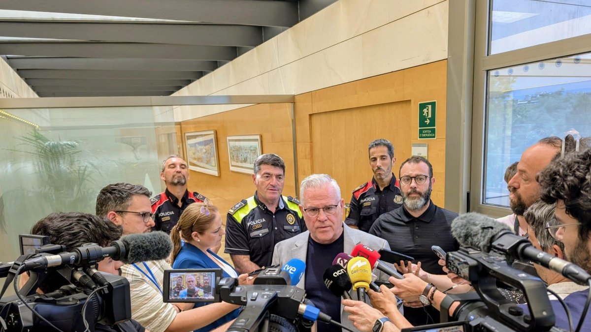 Pere Granados compareixent als mitjans.