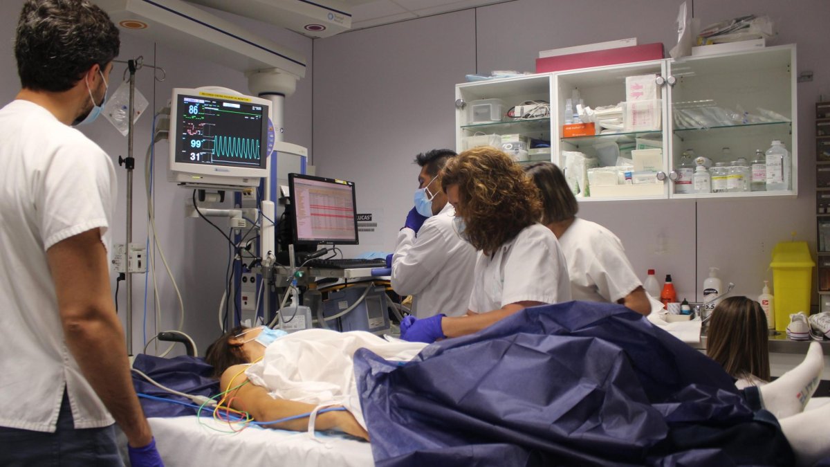 A les nits i els caps de setmana, els pacients amb aquestes emergències es deriven a Barcelona.