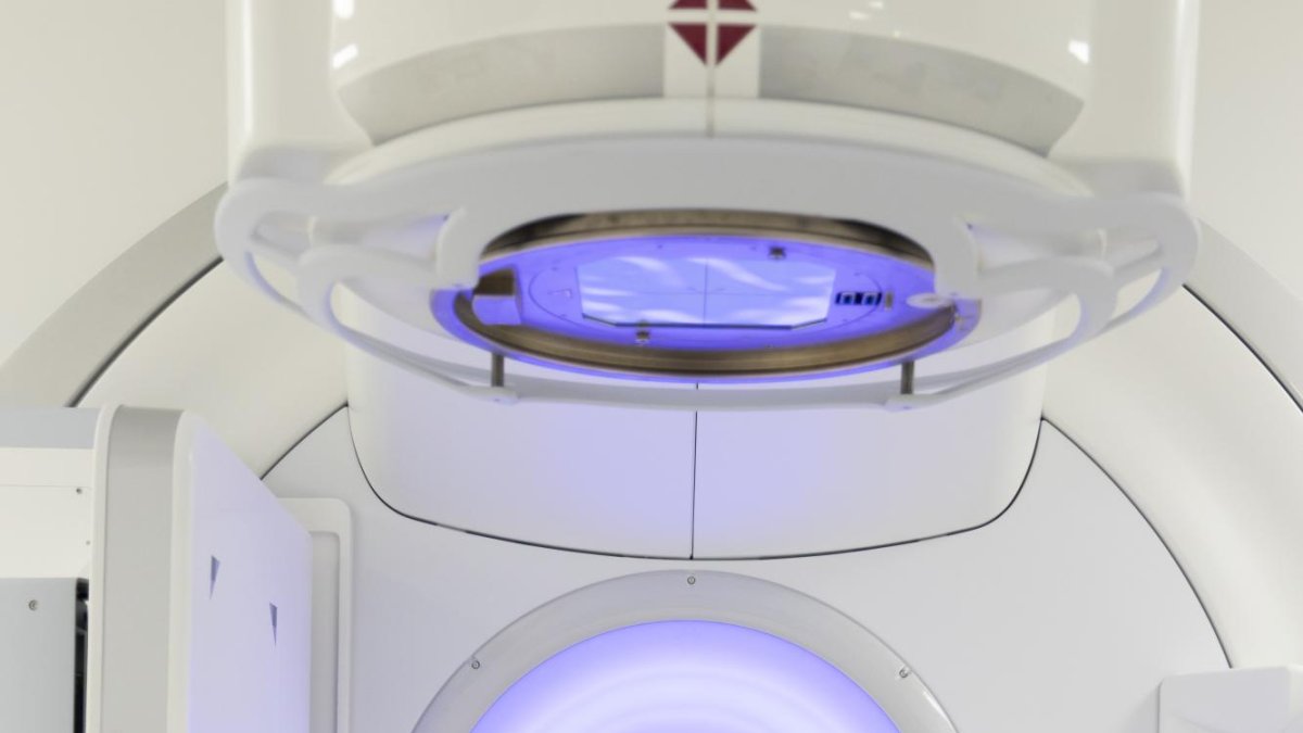 Imatge de l'accelerador lineal d’última generació, model Elekta Versa HD.