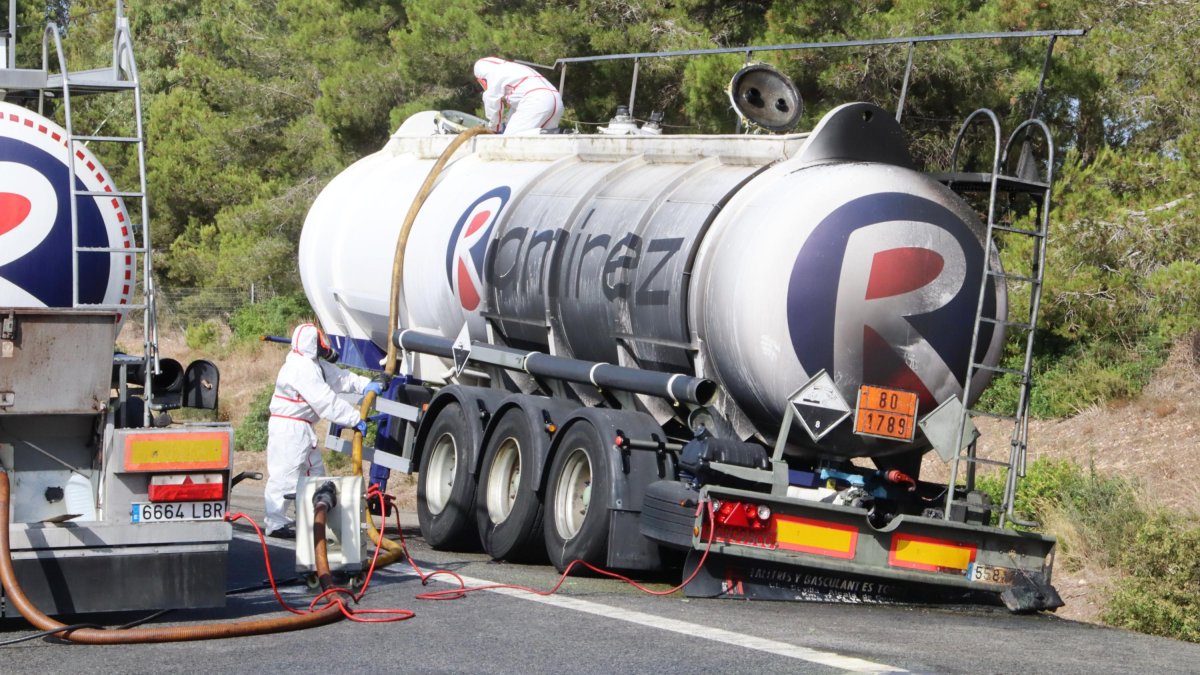 Imagen del camión que transportaba ácido clorhídrico por la AP-7.