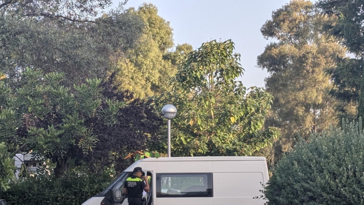 Un agente de la Policía Local de Salou durante el operativo en el mercadet.