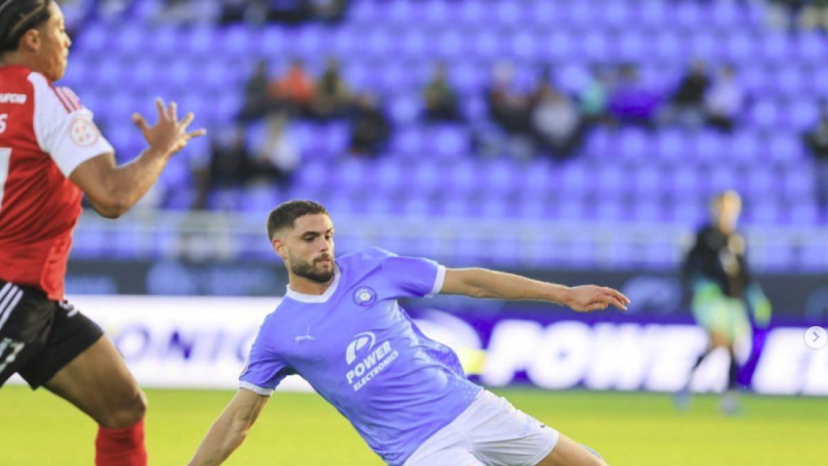 Imagen de Guillem Molina, defensa central vallense del Ibiza durante un partido.