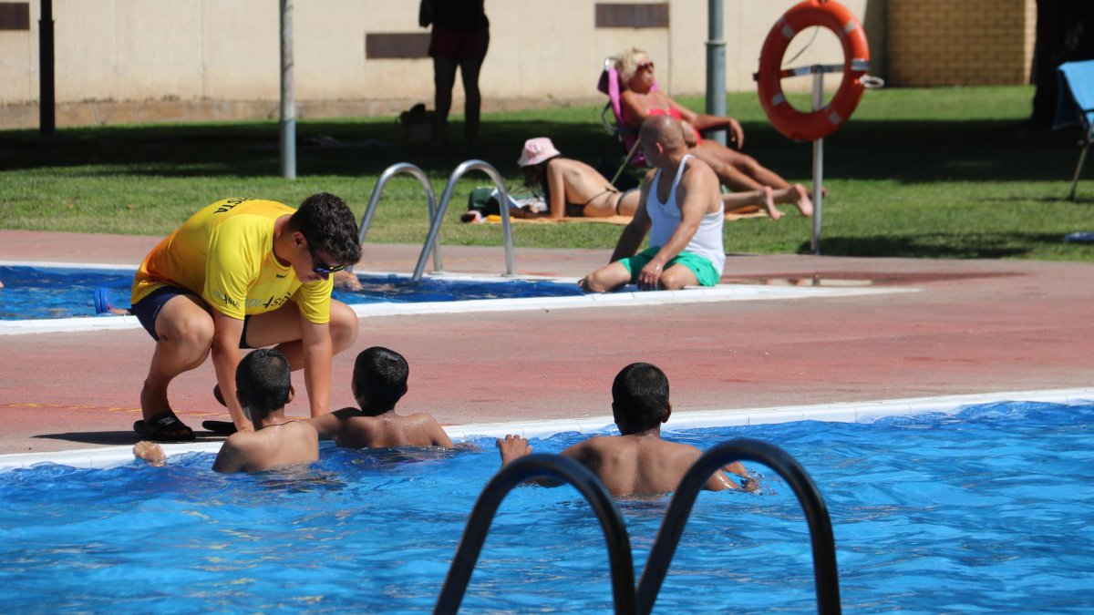 Grans i petits es refresquen a les piscines de Cappont de Lleida per fer front a la calor
