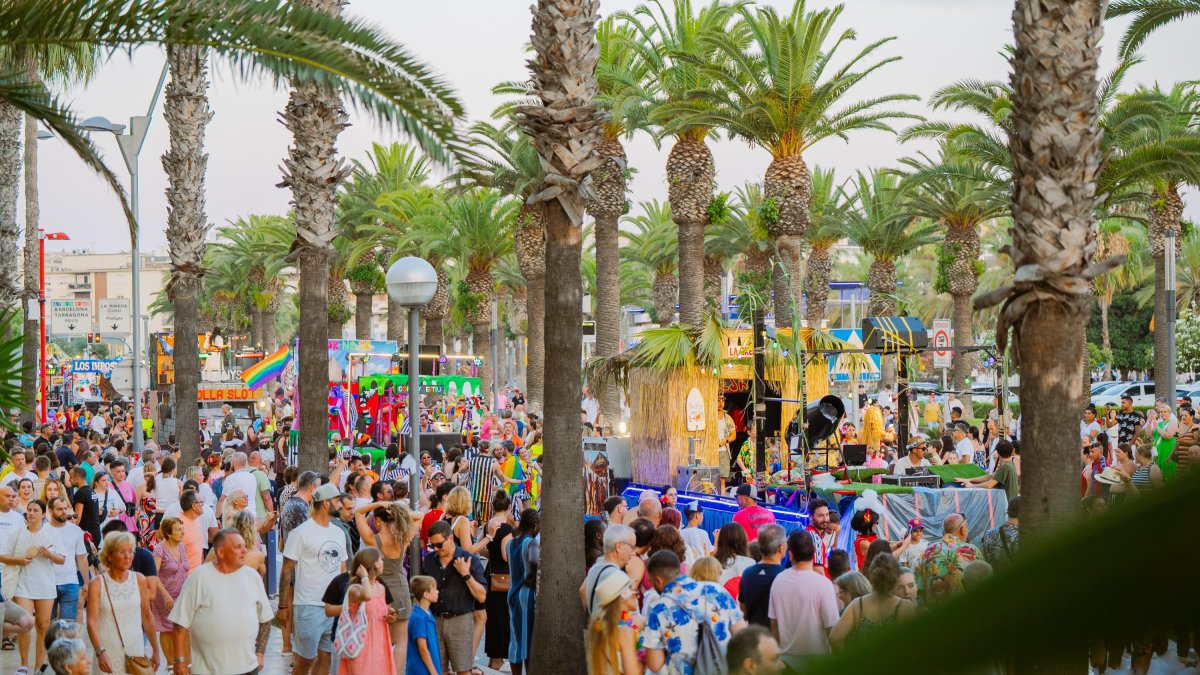 Locals i turistes observant la desfilada del Cors d’Estiu