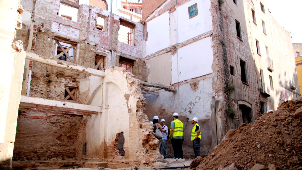 Diversos operaris i els arquitectes a la zona on s'està restaurant la muralla medieval de Sant Francesc de Valls