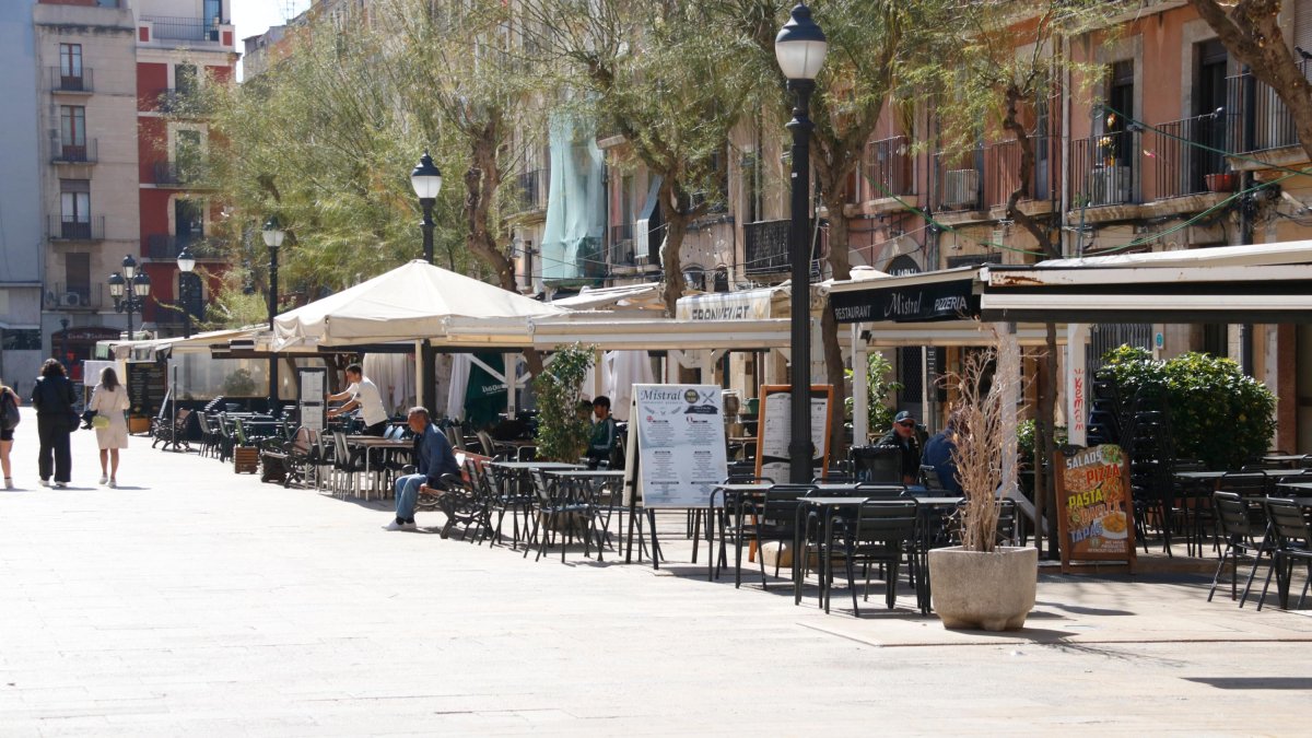 Terrasses de bars i restaurants de la plaça de la Font de Tarragona.