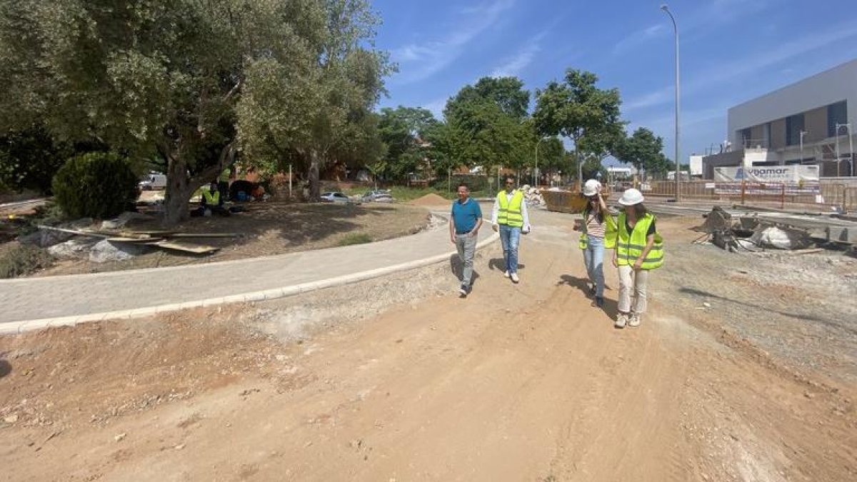 El alcalde de Cambrils visitando las obras de integración de la antigua vía.