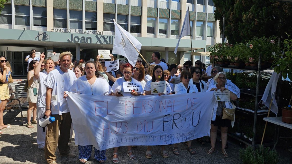 Desenes de treballadors es van mobilitzar ahir a l’exterior de l’hospital per denunciar públicament la seva situació.