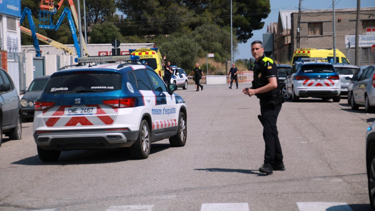 Agents dels Mossos d'Esquadra i de la Policia Local de Valls al carrer dels Manyans on ha mort un menor a l'interior d'un vehicle que estava estacionat.