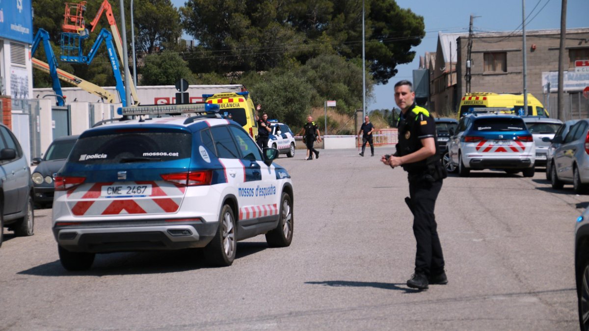 Agents dels Mossos d'Esquadra i de la Policia Local de Valls al carrer dels Manyans on ha mort un menor a l'interior d'un vehicle que estava estacionat