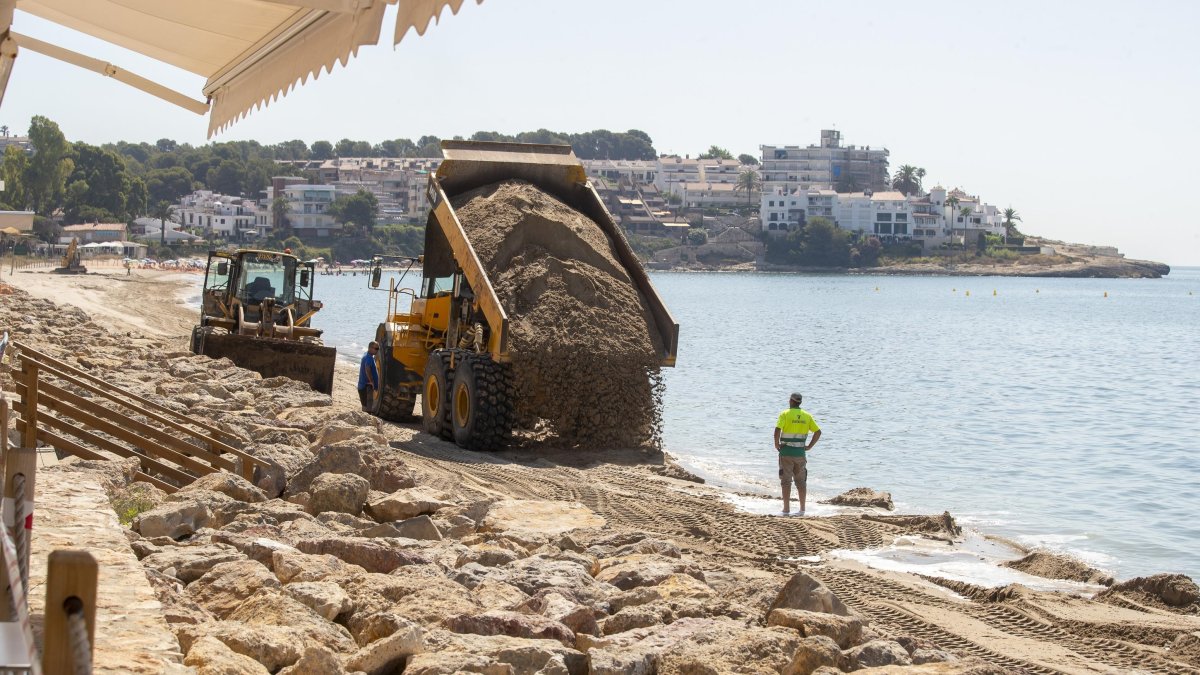 La maquinaria depositando arena en la zona central de la playa ayer.