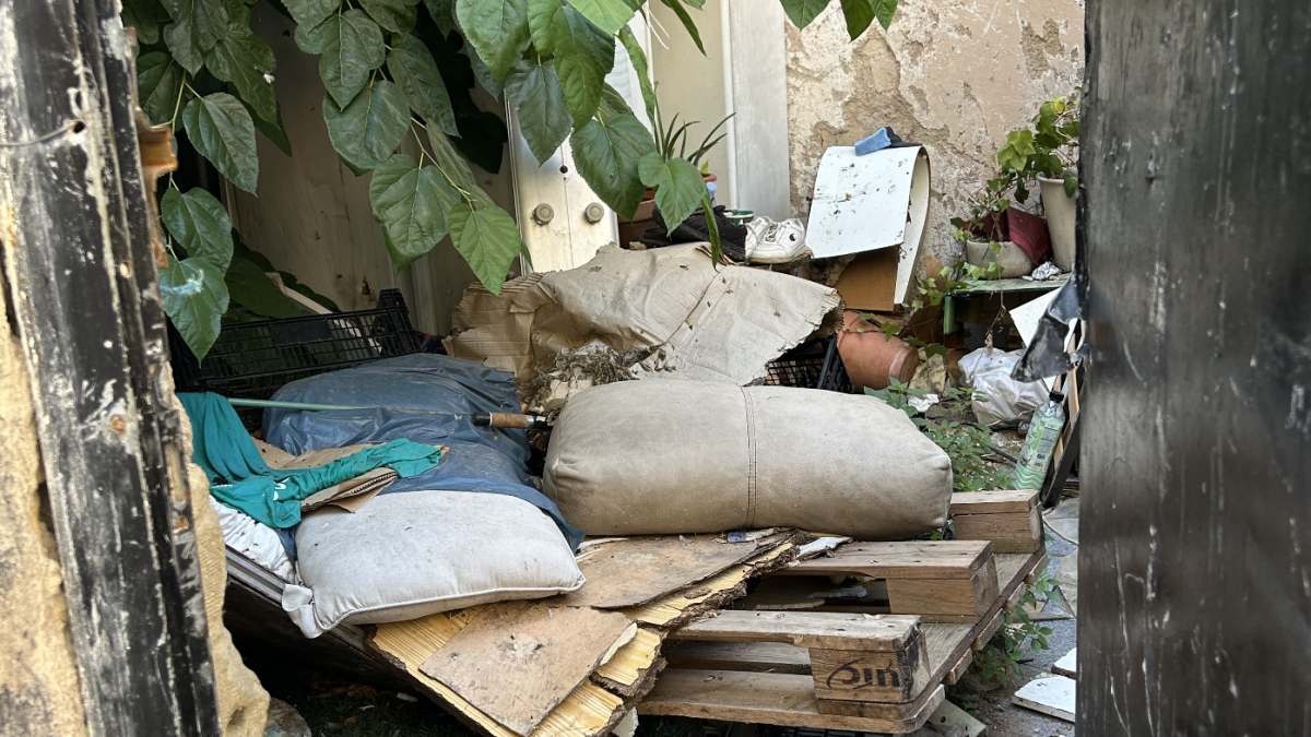 Imatge dels residus acumulats al solar de la plaçeta de l’Oli fa pocs dies.