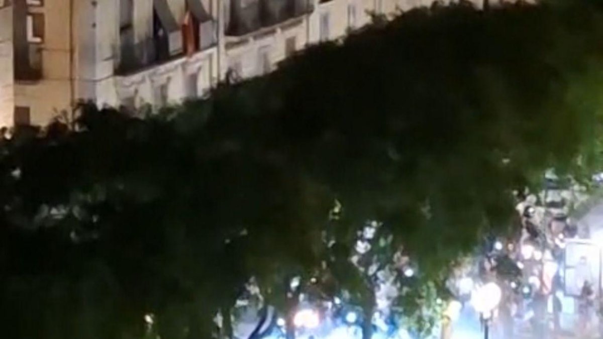 Imagen de los motoristas haciendo derrapes en la Rambla Nova.