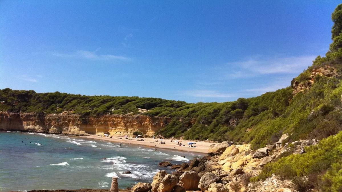 Imagen de Cala Fonda, también conocida como Cala Waikiki.