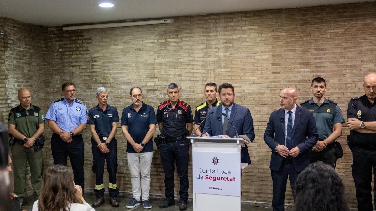 El alcalde, Rubén Viñuales, acompañado por Carlos Prieto y representantes de los cuerpos de seguridad.